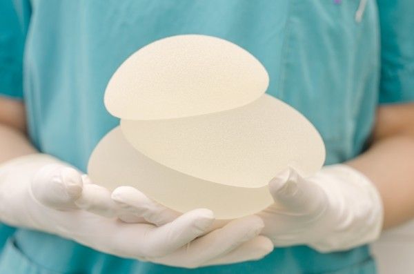 Bruststraffung mit Implantat