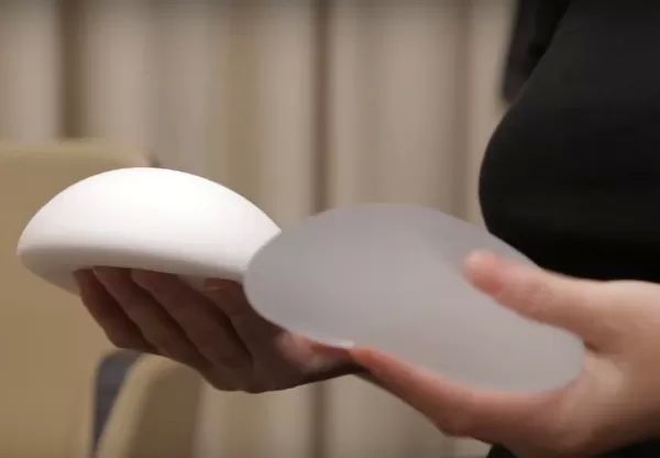porovnání prsních implantátů B-lite