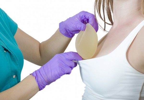 Bruststraffung mit Implantat