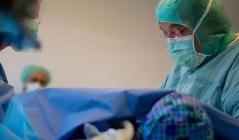 Hodensackvergrößerung bei Dr. Elseweifi | Estheticon.de