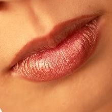 Sinnliche Lippen nach Vergrößerung mit Hyaluronsäure