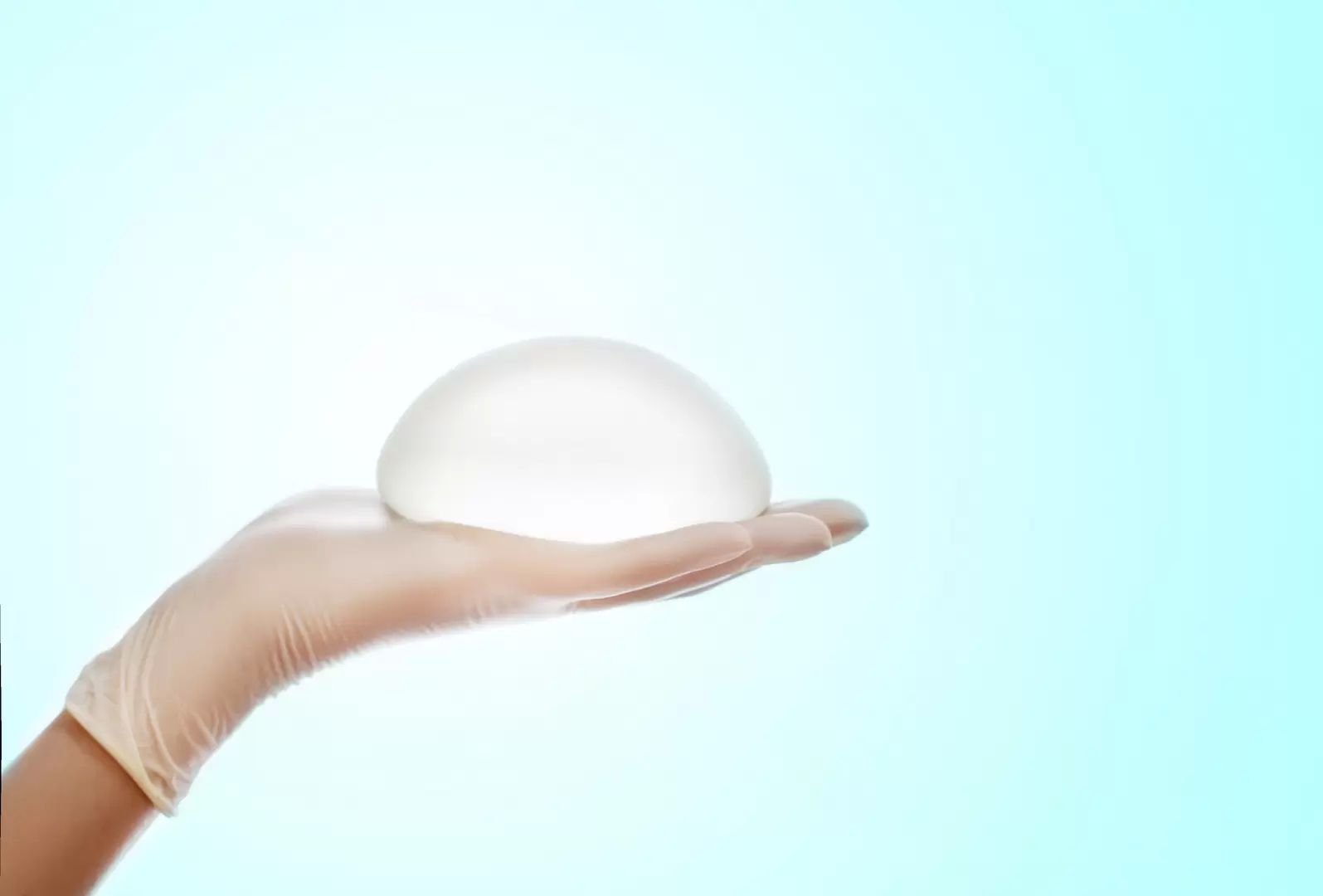 Výběr povrchu implantátu před zvětšením prsou
