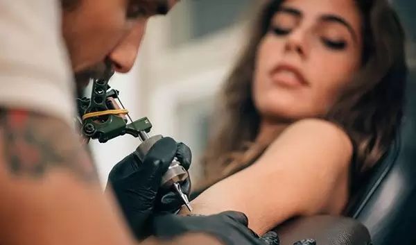 Sind Tatowierungen Vor Und Nach Einer Op Moglich Estheticon De